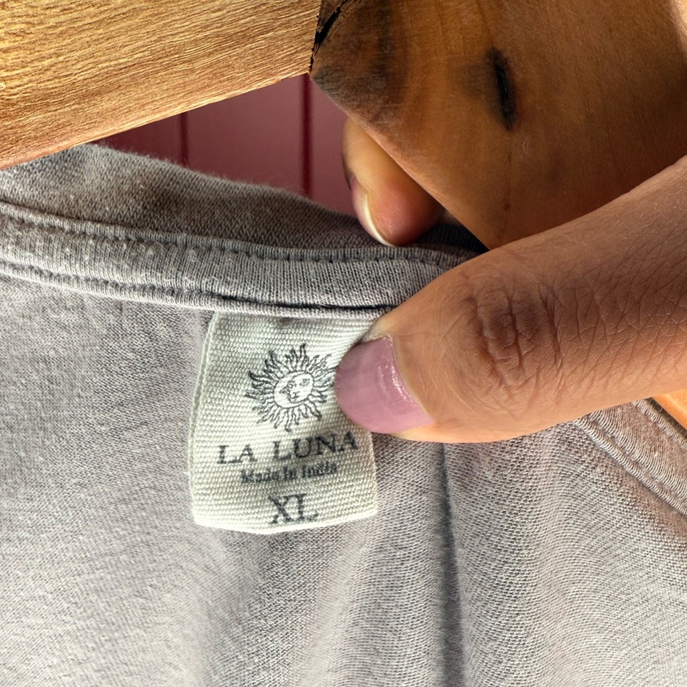 La Luna Graphic Crop Top Tee – XL (Juniors - Picture 4 of 5